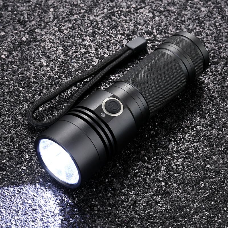 Linterna LED Soshine TC17 1100 lúmenes potente y recargable