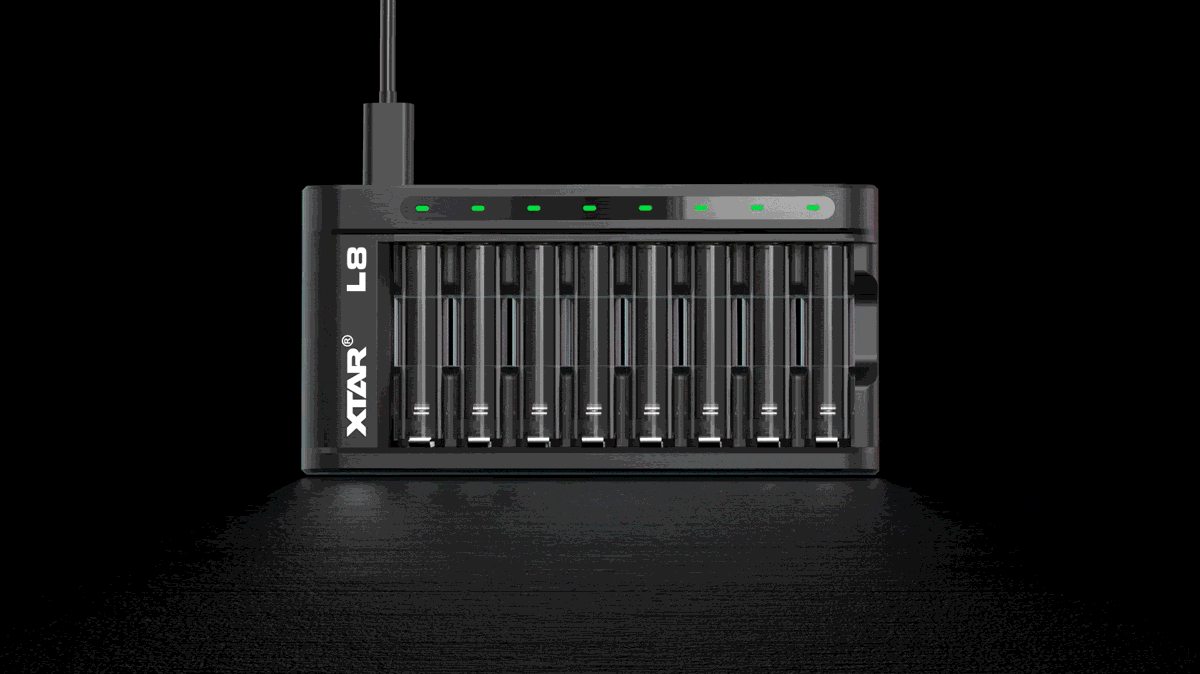 XTAR L8 cargando simultáneamente pilas recargables AA y AAA con seguridad avanzada